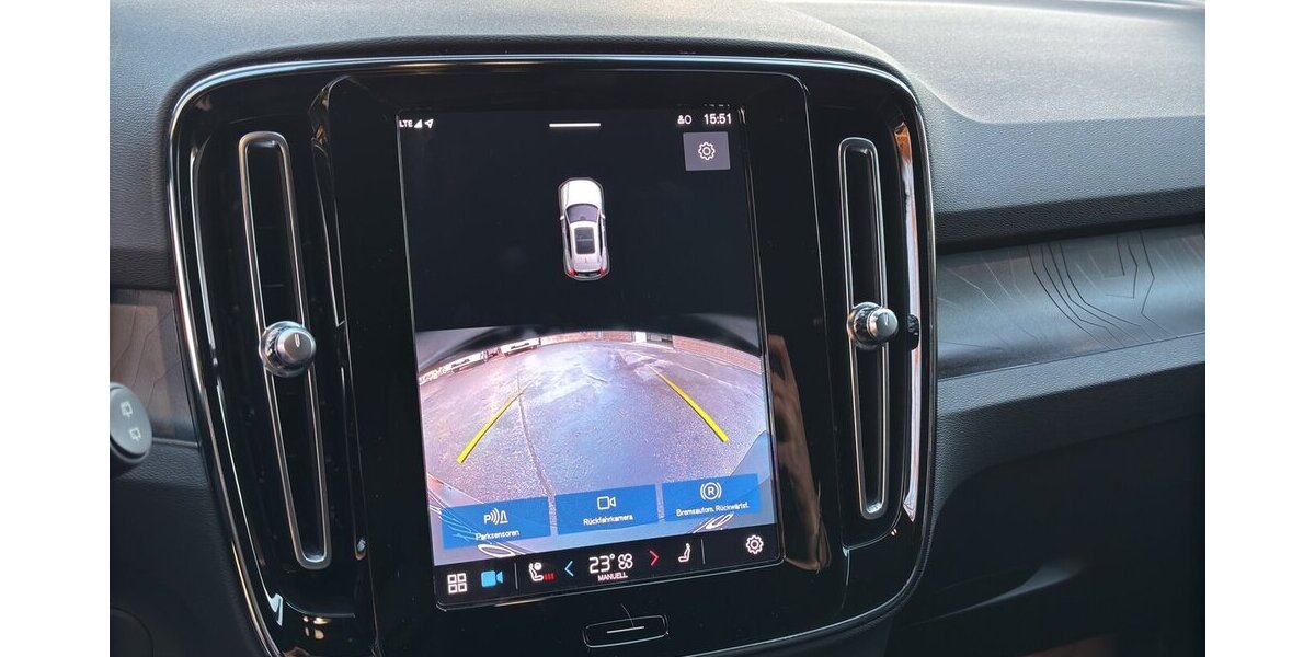 Volvo XC40 Plus Pure Electric AWD H&K Kamera LED StdHz 26.430 km 39.900 &euro; Wuppertal 42327