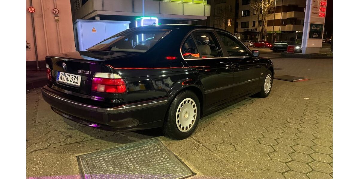 BMW 520 330.000 km 1.700 &euro; Düsseldorf 40595